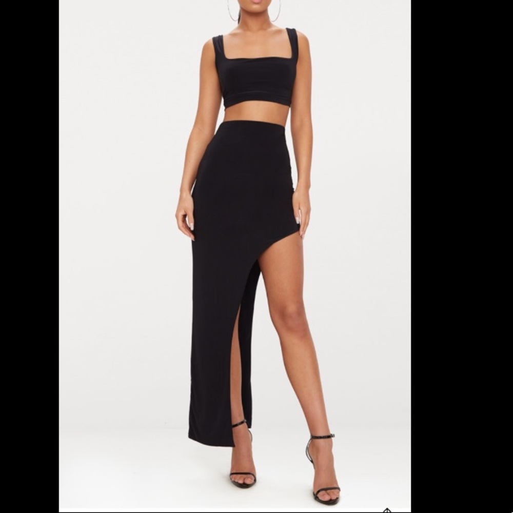 Slit black skirt